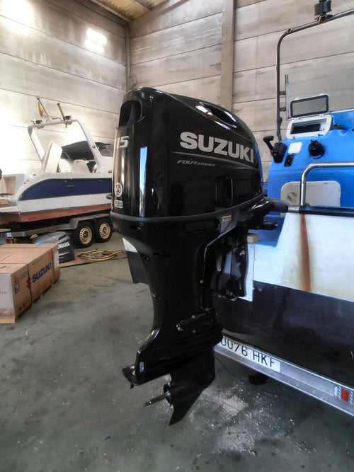 Motor fueraborda Suzuki DF115 en el taller de Motonáutica Valdi (foto 1)