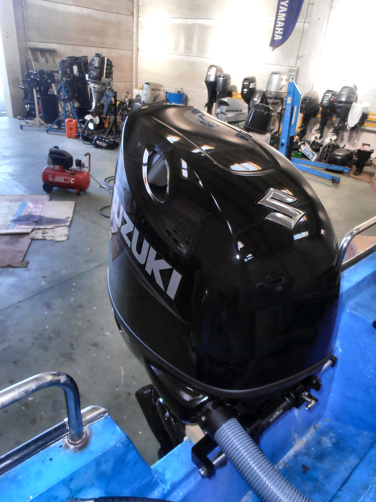 Motor fueraborda Suzuki DF115 en el taller de Motonáutica Valdi (foto 3)