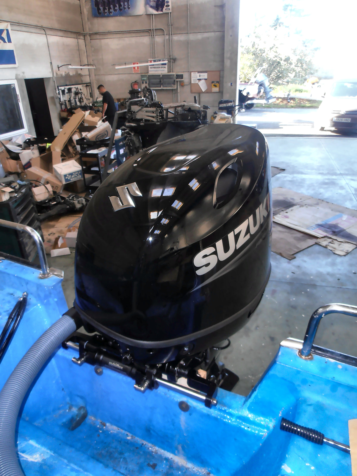 Motor fueraborda Suzuki DF115 en el taller de Motonáutica Valdi (foto 4)