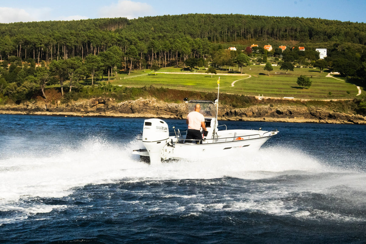 Lancha Mascato 599 navegando con motor fueraborda Suzuki DF200 en la Costa da Morte, Fisterra